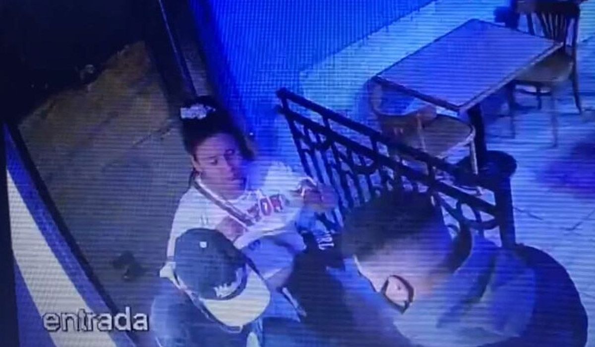 Karen Bustamante, víctima del femicidio en Moreno, entrando a un pool junto a su presunto femicida