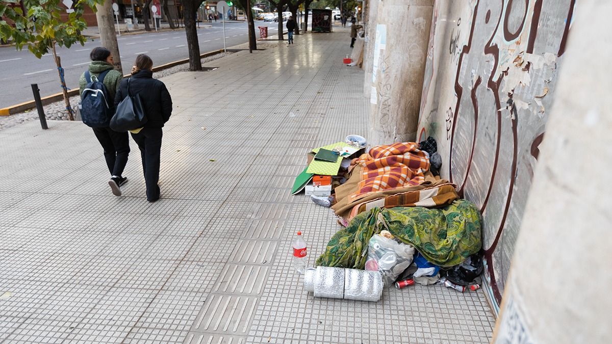 En la provincia hay unas 500 personas viviendo en situación de calle. Unas 200 están contenidas en albergues y otras reciben la asistencia de la Pastoral de la Calle, que les da un refugio y cena en el Patio Callejero. En la provincia hay unas 500 personas viviendo en situación de calle. Unas 200 están contenidas en albergues y otras reciben la asistencia de la Pastoral de la Calle, que les da un refugio y cena en el Patio Callejero.