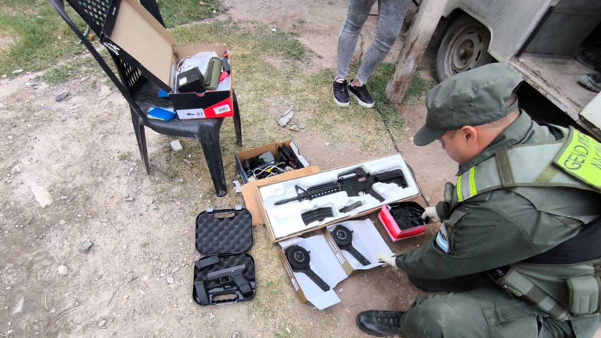Las armas de fuego que comercializaba la banda de narcotraficantes. Las armas de fuego que comercializaba la banda de narcotraficantes.