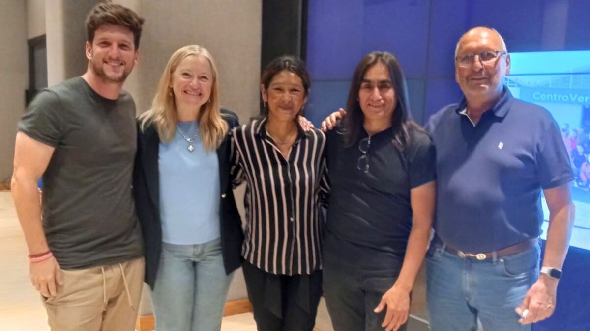 Feliz y sonriente (de rayado, en el centro), junto al director del Ecoparque, Ignacio Haudet; la vicegobernadora Hebe Casado; la pareja de Yesica, Abel Leiva y el senador Marcelino Iglesias. Feliz y sonriente (de rayado, en el centro), junto al director del Ecoparque, Ignacio Haudet; la vicegobernadora Hebe Casado; la pareja de Yesica, Abel Leiva y el senador Marcelino Iglesias.