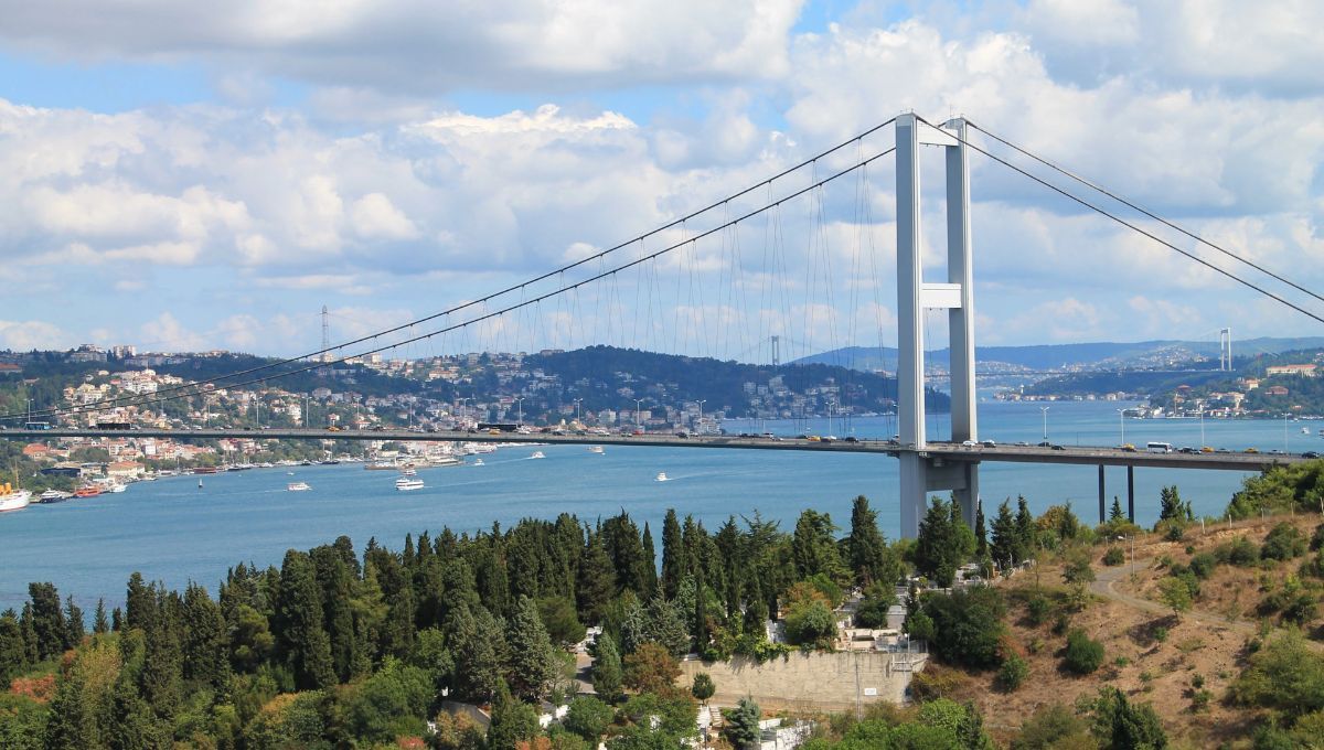 Inaugurado en 1973, el Puente del Bósforo se convirtió en una solución innovadora para el tránsito entre Europa y Asia, facilitando la conexión vial y económica entre ambos continentes. Inaugurado en 1973, el Puente del Bósforo se convirtió en una solución innovadora para el tránsito entre Europa y Asia, facilitando la conexión vial y económica entre ambos continentes.