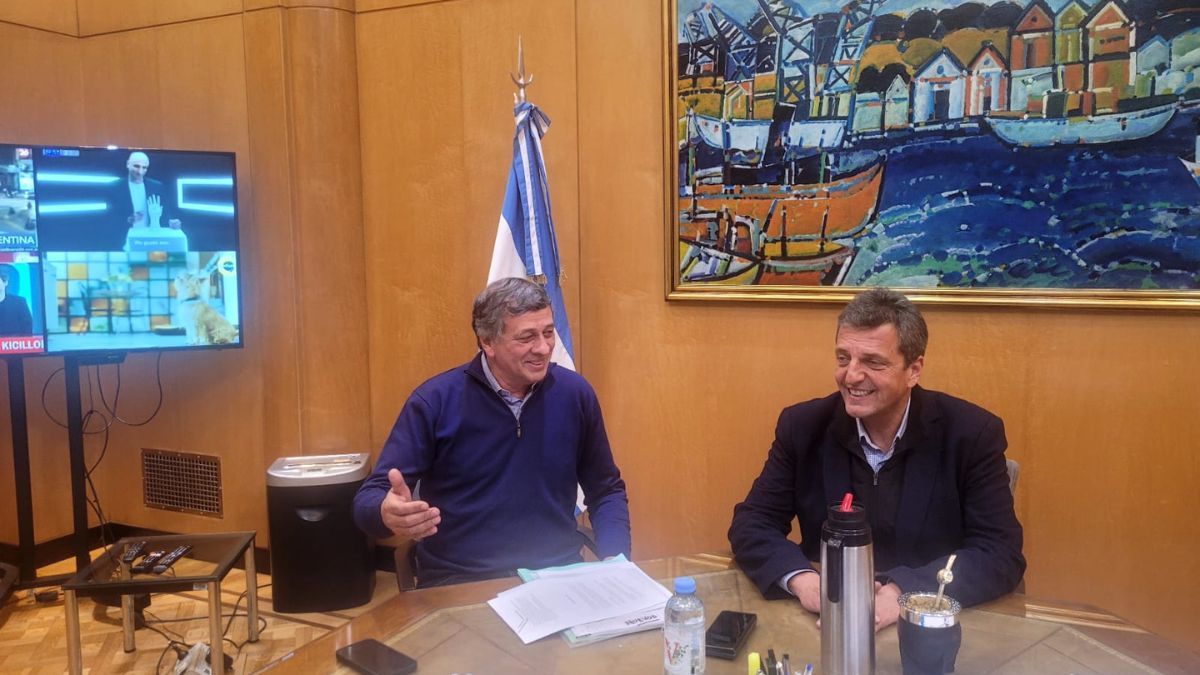 Una de las fotos políticas de la semana. Massa acordó el envío de fondos para una obra hídrica en Las Heras. Una de las fotos políticas de la semana que pasó. Massa acordó el envío de fondos para una obra hídrica en Las Heras.