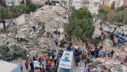El lunes otras dos niñas de 3 y 14 años fueron rescatadas entre los escombros de dos edificios derrumbados en Esmirna, azotada por el terremoto de Turquía.