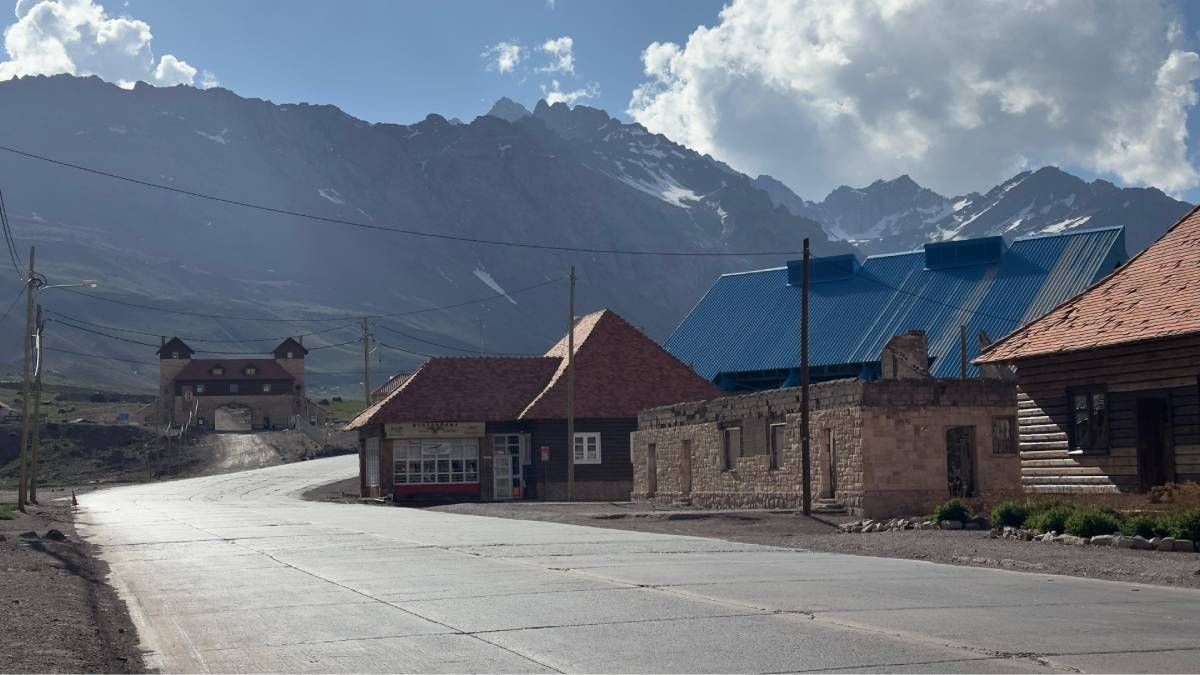El tradicional arco de Las Cuevas, camino hacia el Cristo Redentor. El tradicional arco de Las Cuevas, camino hacia el Cristo Redentor.