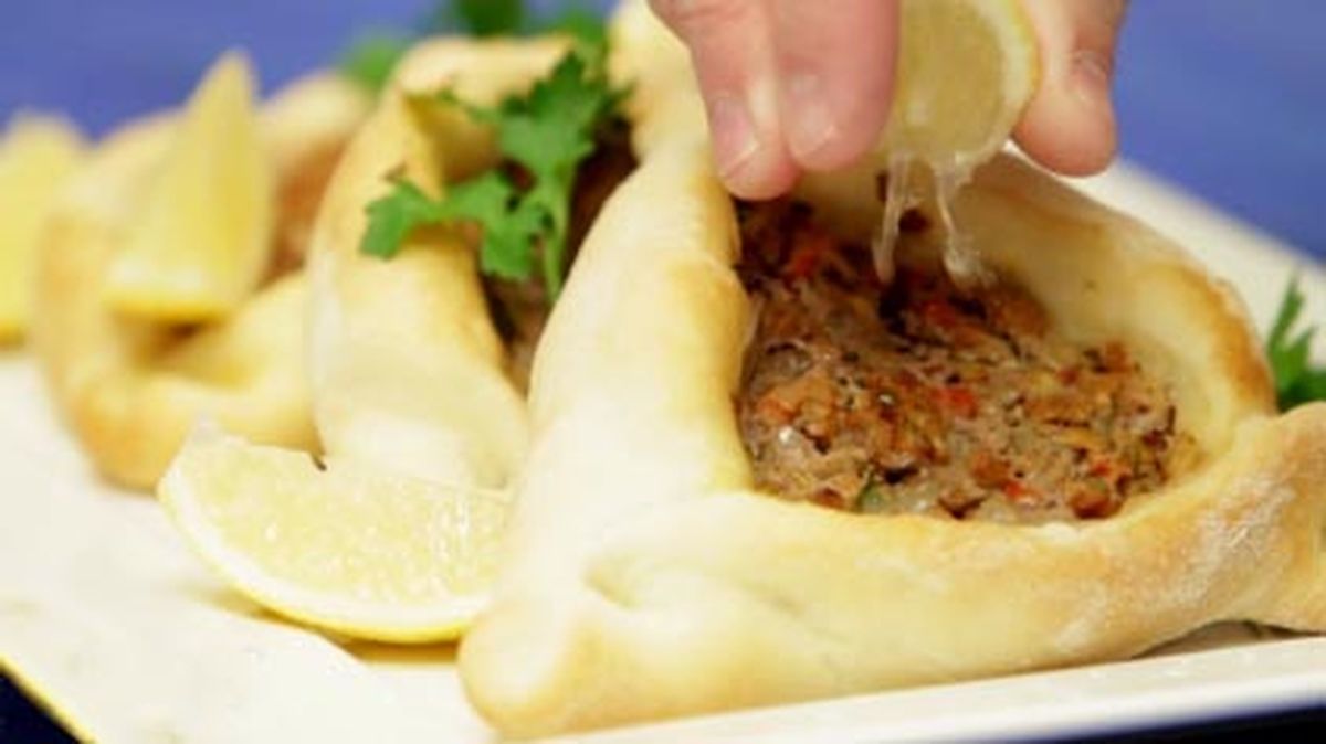Las empanadas árabes se acompañan de jugo de limón. Las empanadas árabes se acompañan de jugo de limón.