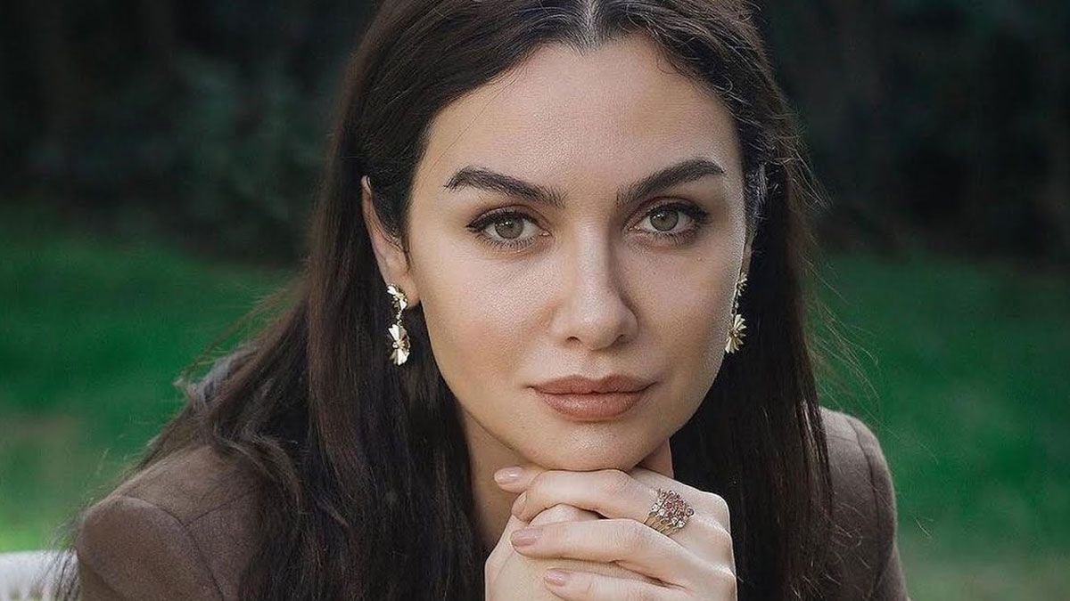 La actriz Birce Akalay interpreta a Lale Kiran en la serie de Netflix.