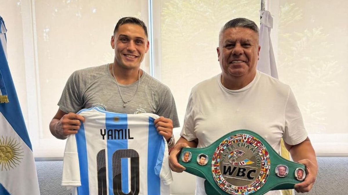 Yamil Peralta. El boxeador bonaerense cuenta con el apoyo de Claudio Chiqui Tapia, quien posa acá con el cinturón que resignó el peleador este viernes en Estados Unidos. Yamil Peralta. El boxeador bonaerense cuenta con el apoyo de Claudio Chiqui Tapia, quien posa acá con el cinturón que resignó el peleador este viernes en Estados Unidos.