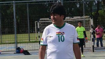 Evo tomó chocolate con niños de la comunidad boliviana y jugó al fútbol