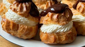 Cómo hacer profiteroles de crema y chocolate: la receta casera que es una explosión de sabor Cómo hacer profiteroles de crema y chocolate: la receta casera que es una explosión de sabor