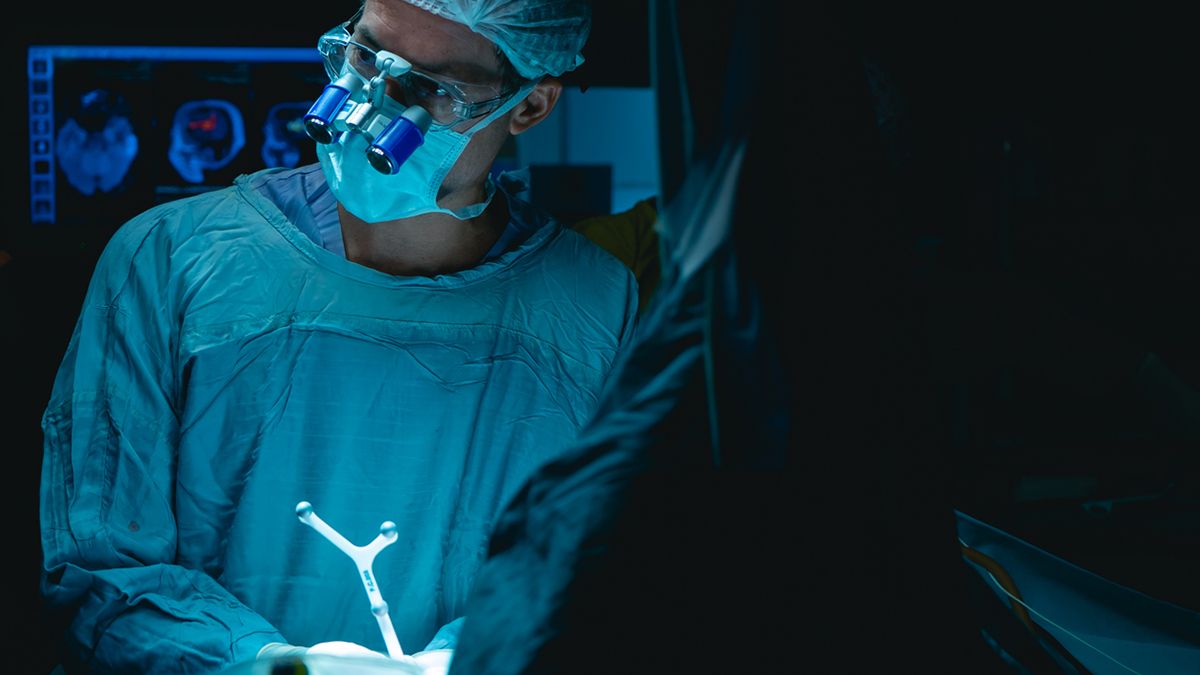 Doctor Juan Carlos De Battista en quirófano. 