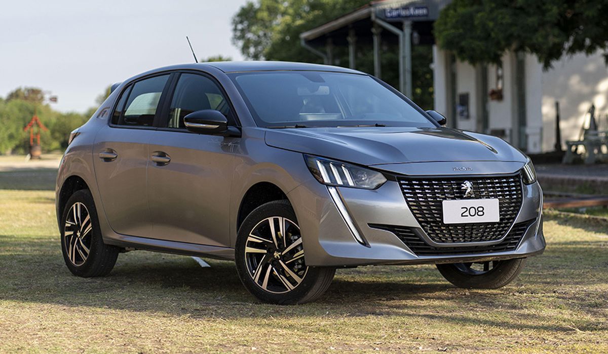El Peugeot 208 Active MT representa la opci&oacute;n con mayor enfoque en el dise&ntilde;o y la calidad de los materiales internos, manteniendo una competitividad alta con un monto de $31.300.000 en las concesionarias. Aunque comparte dimensiones con el Toyota Yaris, este modelo apuesta por una experiencia de conducci&oacute;n distinta gracias a su sistema i-Cockpit y una est&eacute;tica deportiva que lo diferencia notablemente de sus competidores directos en el mercado local actual.