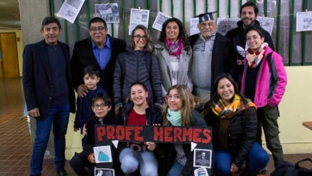 Con su familia. Pareja, hijos y nietos acompañaron a Hermes en el momento de su gran logro: completar una carrera terciaria a los casi 80 años.