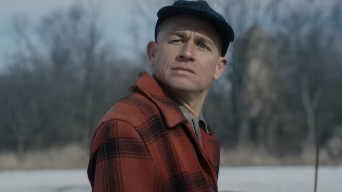 El actor Charlie Hunnam la rompe en el papel protag&oacute;nico de Ed Gein en la serie de Netflix.