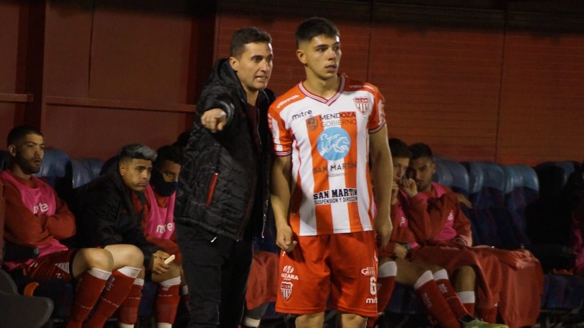 Hernán Vázquez es un entrenador muy estudioso y tiene 41 años. Hernán Vázquez es un entrenador muy estudioso y tiene 41 años.