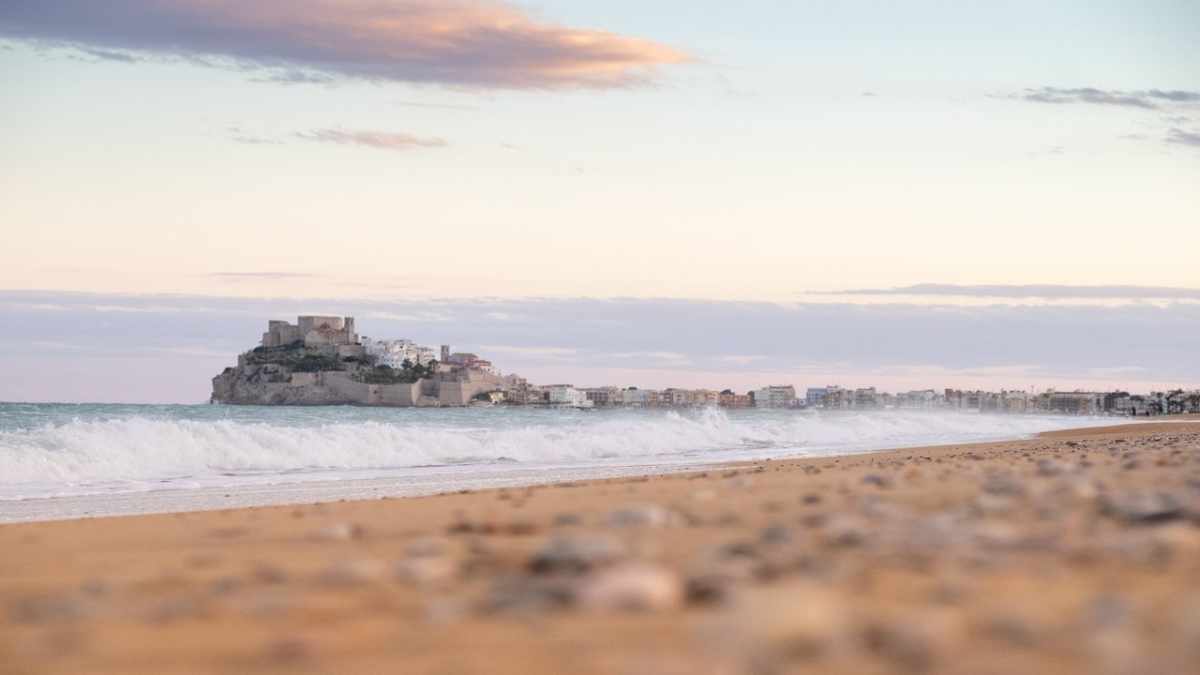 Las playas con el agua más cristalina y arenas doradas están en Peñíscola. Las playas con el agua más cristalina y arenas doradas están en Peñíscola.