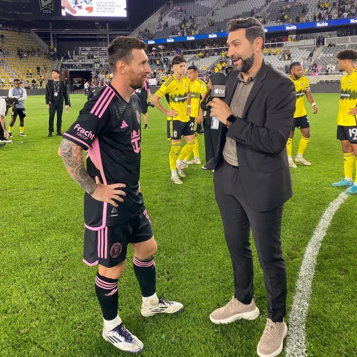 Diego Valeri entrevisando a Lionel Messi en el campo de juego. Diego Valeri entrevisando a Lionel Messi en el campo de juego.