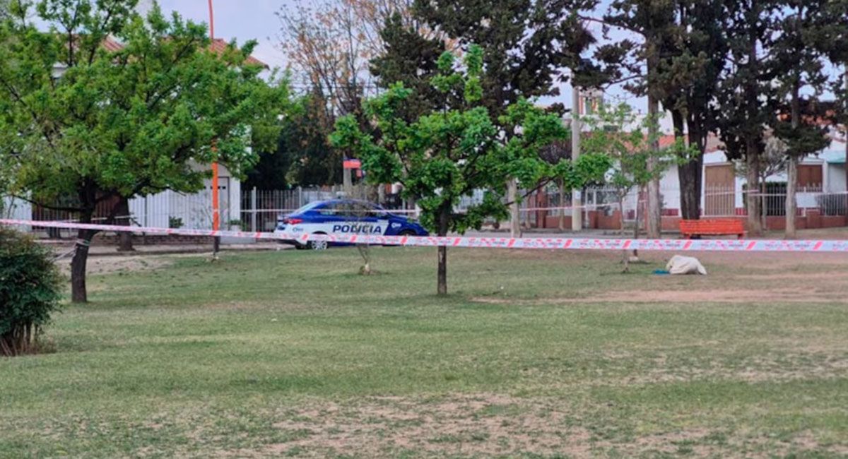 Un adolescente de 15 años murió tras descompensarse mientras jugaba al truco. Es el cuarto caso de muerte de menores en cinco días. Un adolescente de 15 años murió tras descompensarse mientras jugaba al truco. Es el cuarto caso de muerte de menores en cinco días.