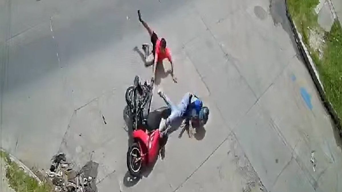 Atrapados. Vecinos agarraron a dos motochorros y le dieron una golpiza.&nbsp;