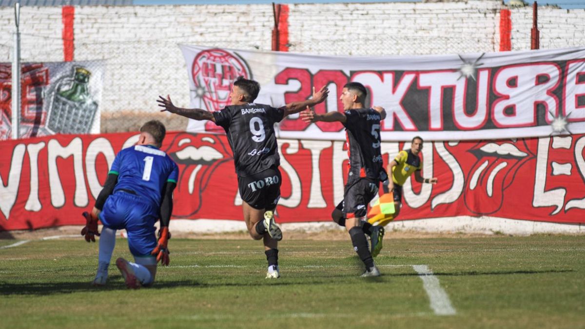 Francisco Agost, marcó su primer gol con la camiseta de Huracán Las Heras ante Sol de Mayo.