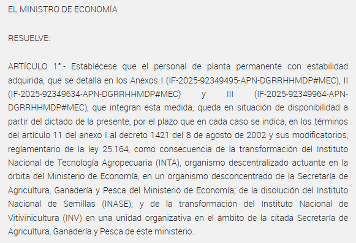 La resolución oficial por la que el Ministerio de Economía pasa a disponibilidad a trabajadores del INV, el INTA y el INASE.