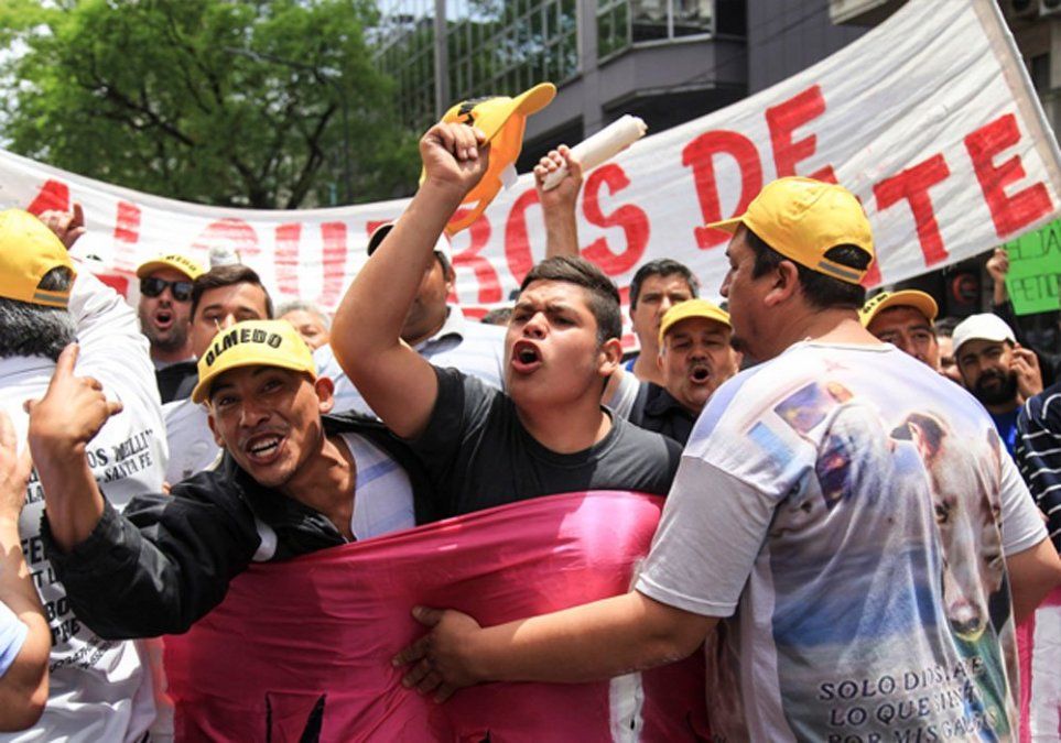 Incidentes frente al Congreso entre galgueros y proteccionistas de animales