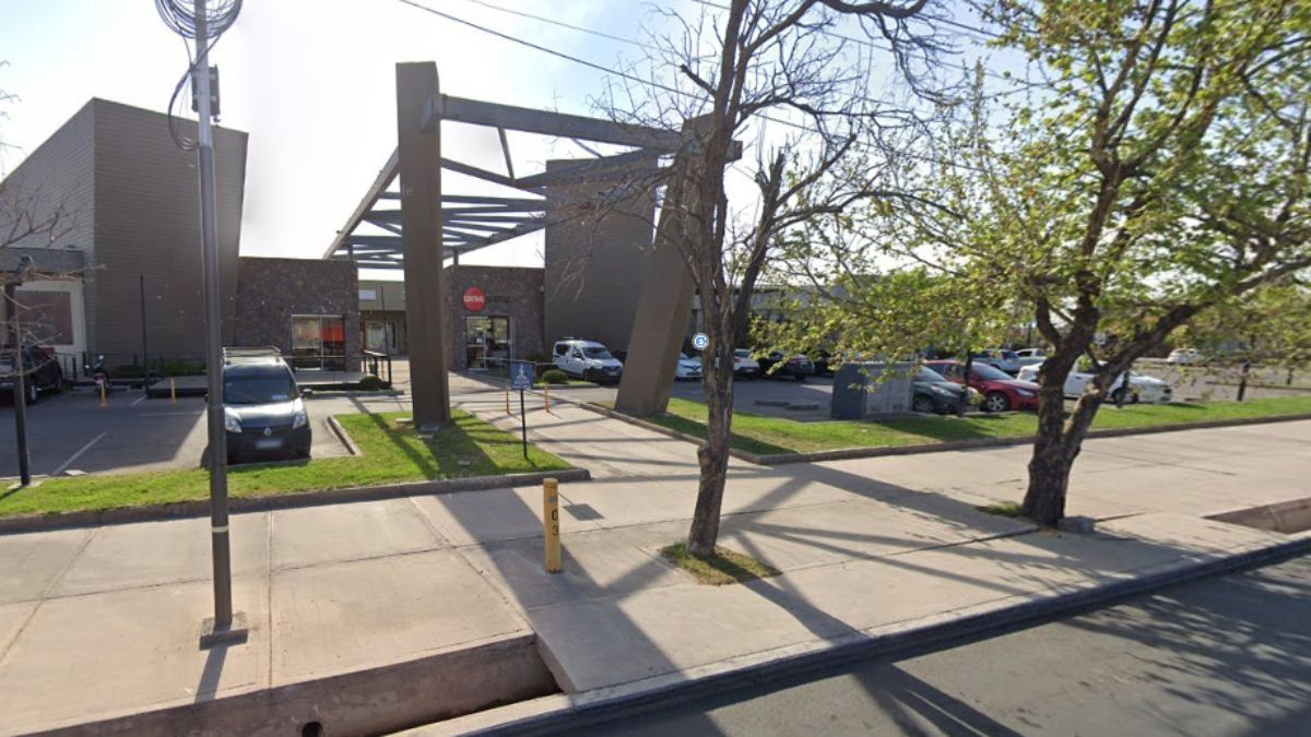 El centro comercial de Maipú donde ocurrió el robo.