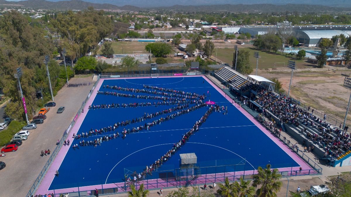 Una vista aérea del acto de reconocimiento a los estudiantes. Foto: Municipalidad de Godoy Cruz. Una vista aérea del acto de reconocimiento a los estudiantes. Foto: Municipalidad de Godoy Cruz. 
