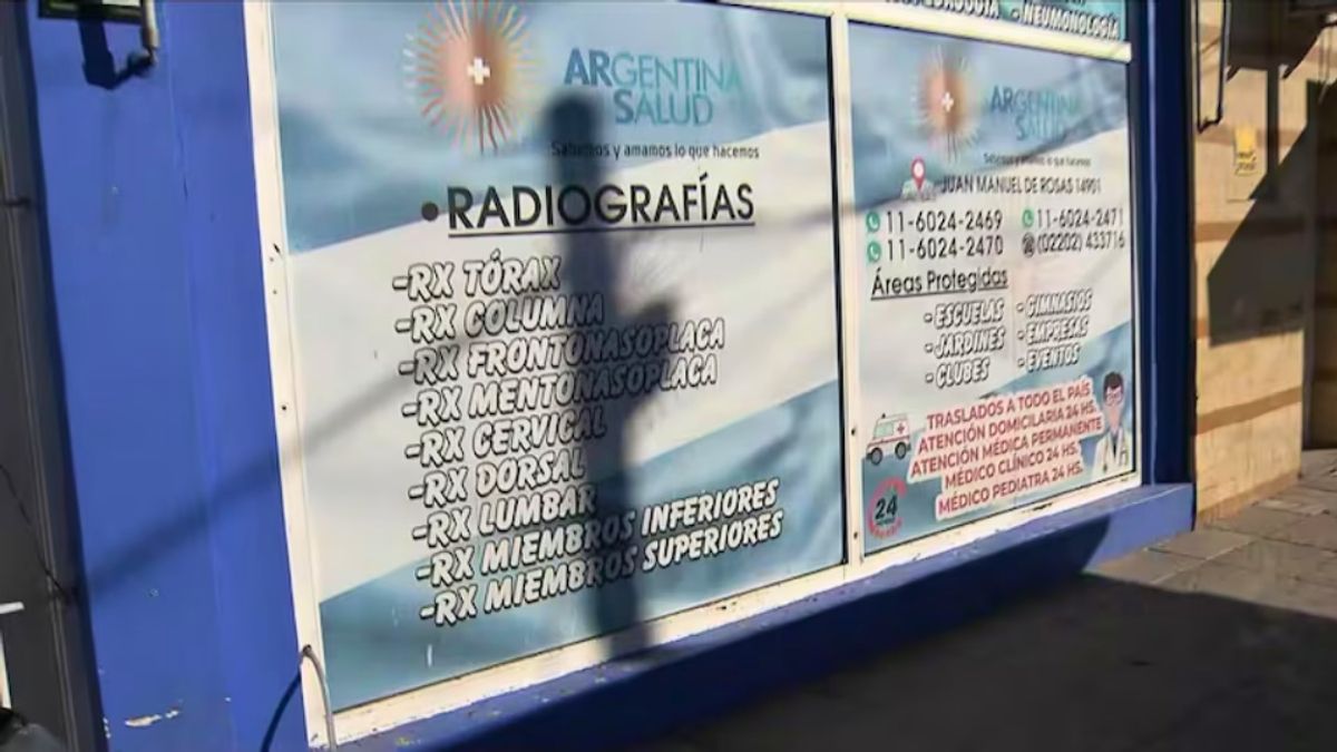 Las publicidades que hacía la falsa clínica allanada.