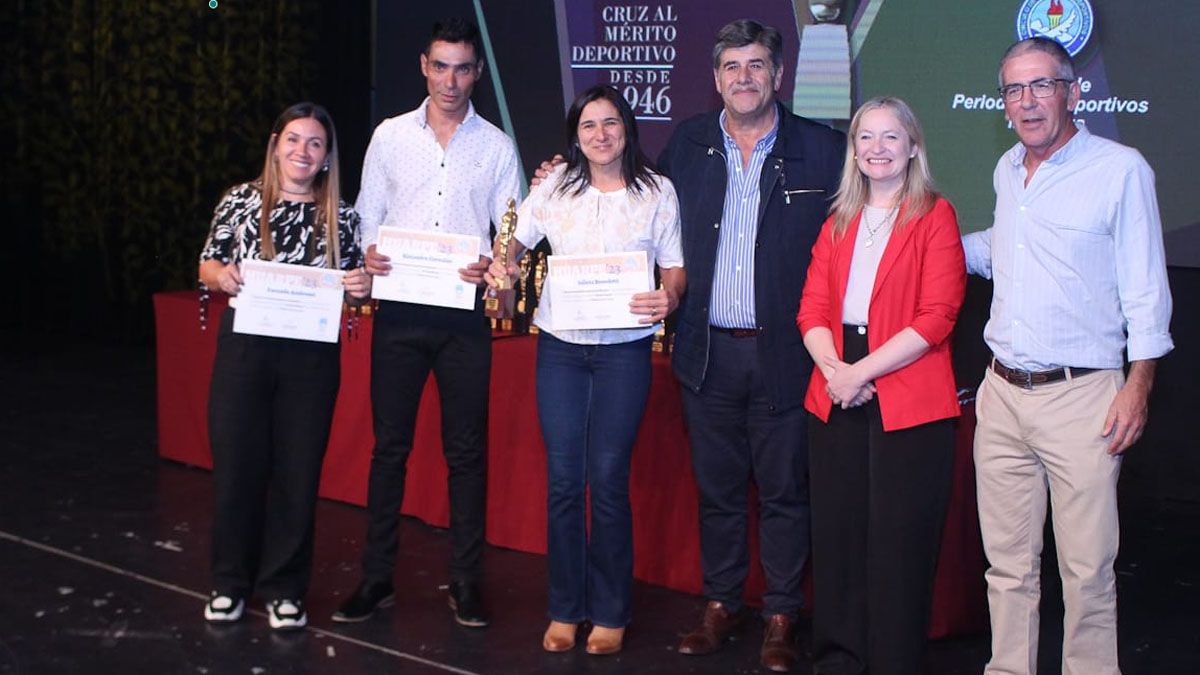 Chiapetta, Casado y Abed entregaron el Huarpe de ciclismo a Julieta Benedetti.