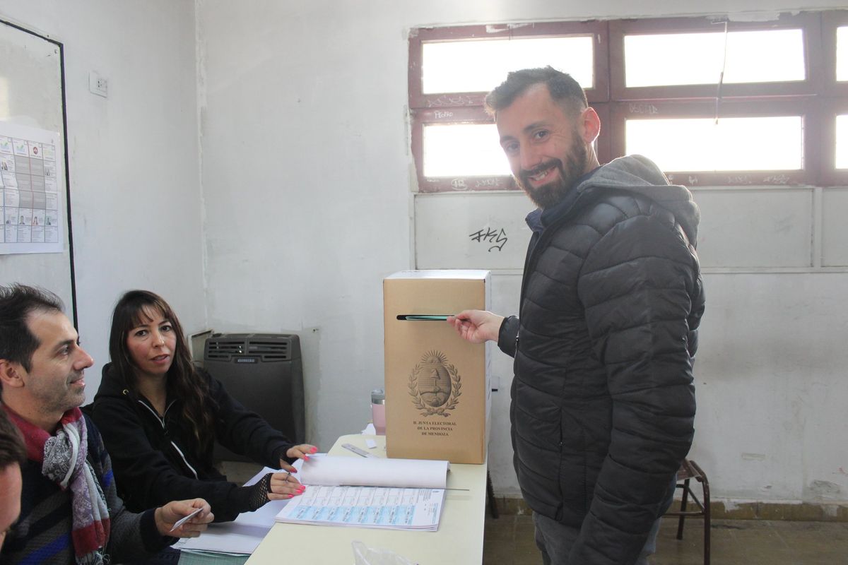 El precandidato peronista a la intendencia de Las Heras, Carlos Gallo cree que se lo perjudicó en el conteo de los votos y pide reabrir las urnas para hacer un recuento de esos sufragios. 