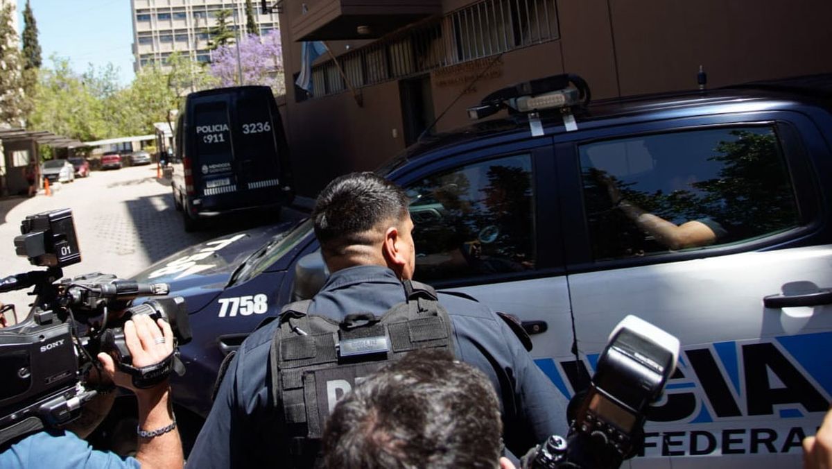 Walter Bento es llevado desde los Tribunales Federales a la Policía Federal. Más tarde fue llevado a la cárcel federal de Luján. Foto: Nicolás Rios/Diario UNO. 