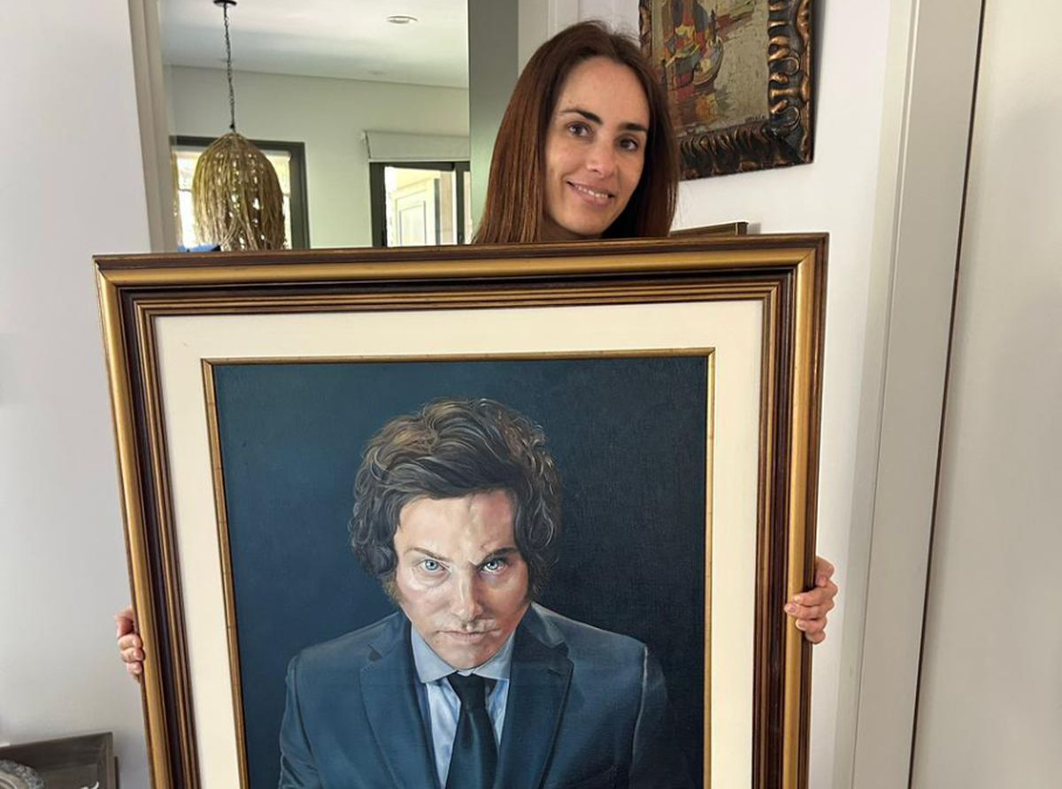 La artista Florencia Aise posa junto al cuadro de Javier Milei que realizó a pedido, antes de que el libertario se convirtiera en presidente. La artista Florencia Aise posa junto al cuadro de Javier Milei que realizó a pedido, antes de que el libertario se convirtiera en presidente.