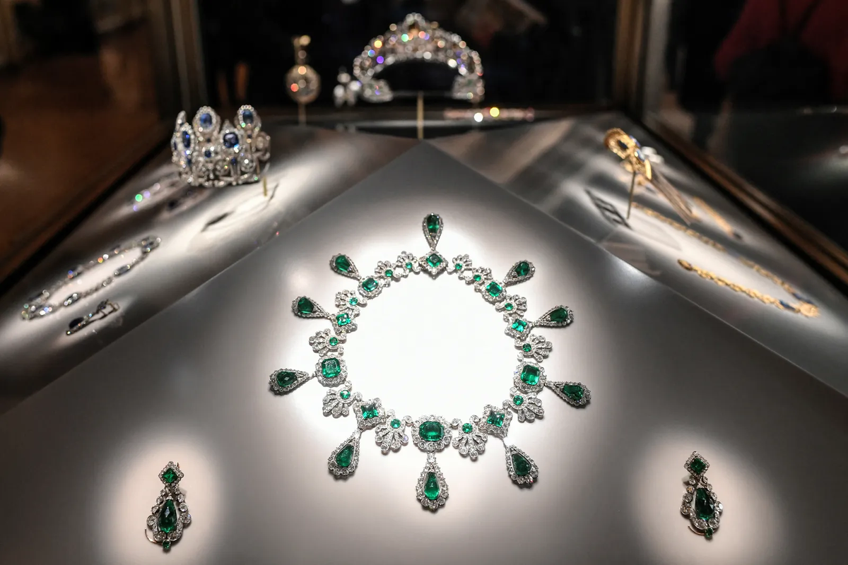 Joyas de esmeraldas de la colección de la emperatriz María Luisa, expuestas en el Louvre en 2020.  Joyas de esmeraldas de la colección de la emperatriz María Luisa, expuestas en el Louvre en 2020. 