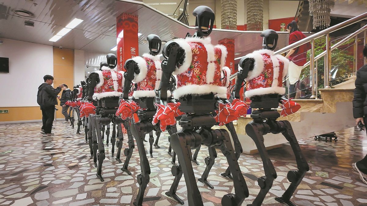 Los robots de Unitree Robotics se encuentran en el backstage de una actuación en la Gala de la Fiesta de la Primavera del Año de la Serpiente, que se celebró en enero en Beijing. XINHUA