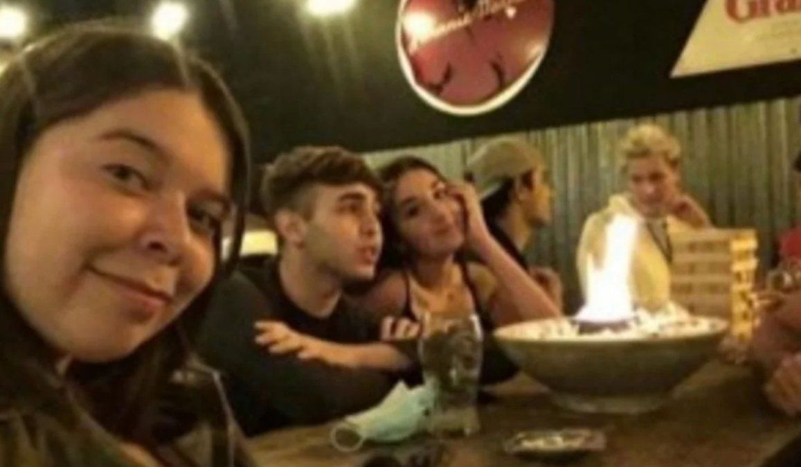 Lucía, la joven de la mano en la cara, murió al explotar un centro de mesa de un bar de San Miguel