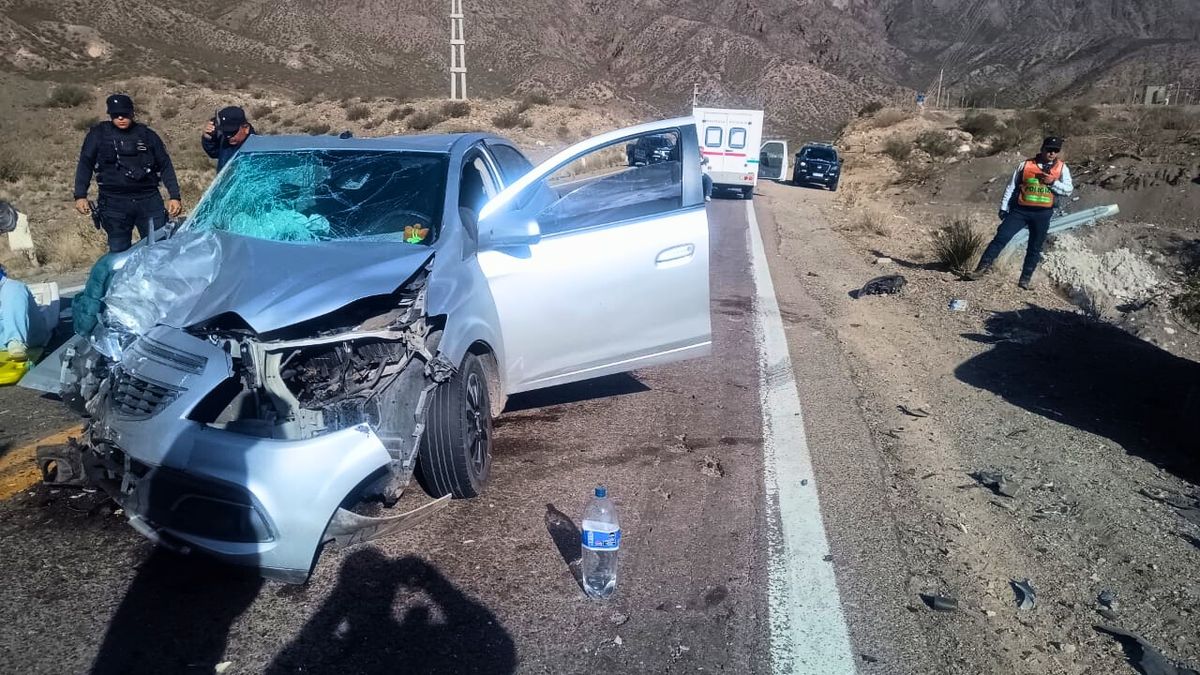 Espectacular choque frontal en Potrerillos dejó a una mujer con heridas de gravedad