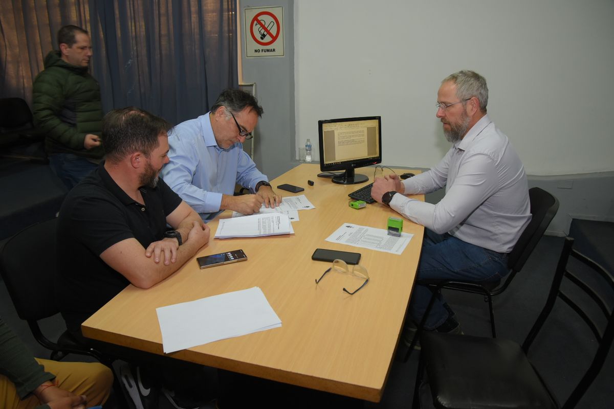 Este jueves los representantes de los trabajadores de la Fiscalía de Estado aceptaron la propuesta del Gobierno. Este jueves los representantes de los trabajadores de la Fiscalía de Estado aceptaron la propuesta del Gobierno.