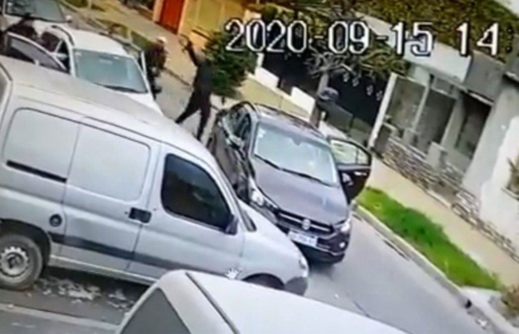 Cuatro delincuentes armados con una ametralladora cometieron el robo del auto a un hombre en la localidad bonaerense de Ciudadela.