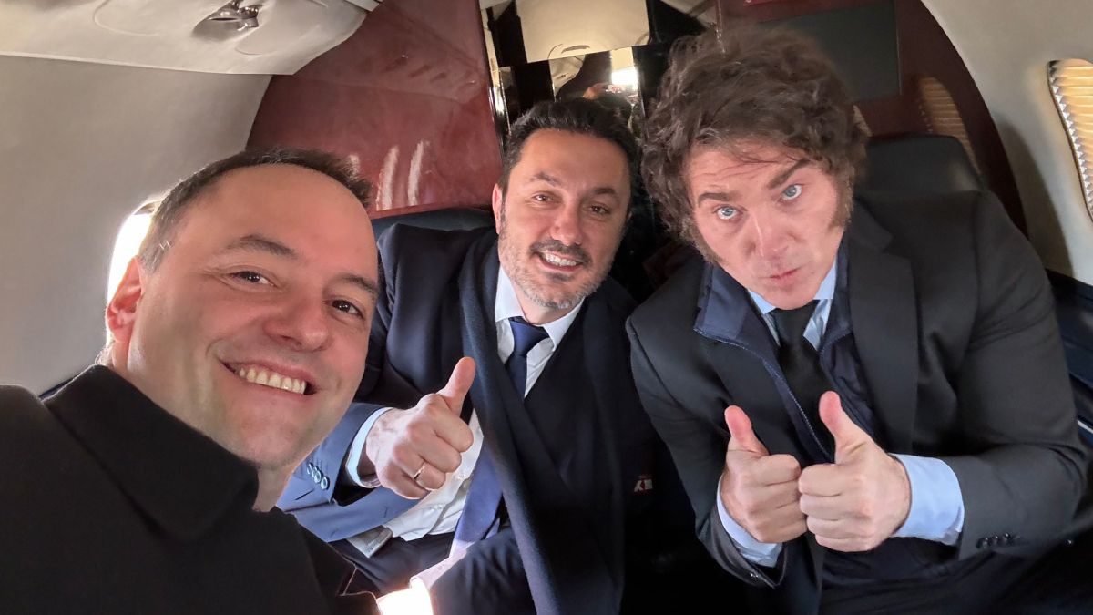 Manuel Adorni, Luis Petri y Javier Milei rumbo a Mendoza. Manuel Adorni, Luis Petri y Javier Milei rumbo a Mendoza.