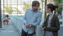 Keanu Reeves interpreta al doctor William Beckham, quien guía Lily Collins (Ellen) en Hasta el hueso, película de Netflix.