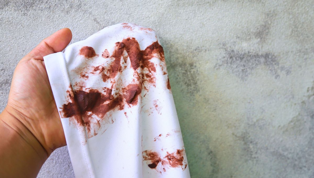 Los pigmentos del maquillaje pueden dejar manchas permanentes en los tejidos. Los pigmentos del maquillaje pueden dejar manchas permanentes en los tejidos.