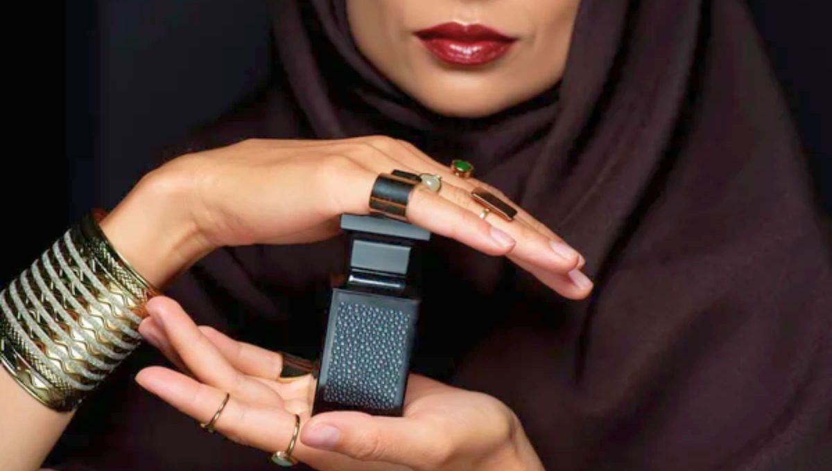 Este perfume es ideal en mujeres que buscan destacar marcando su elegancia con una fragancia única Este perfume es ideal en mujeres que buscan destacar marcando su elegancia con una fragancia única