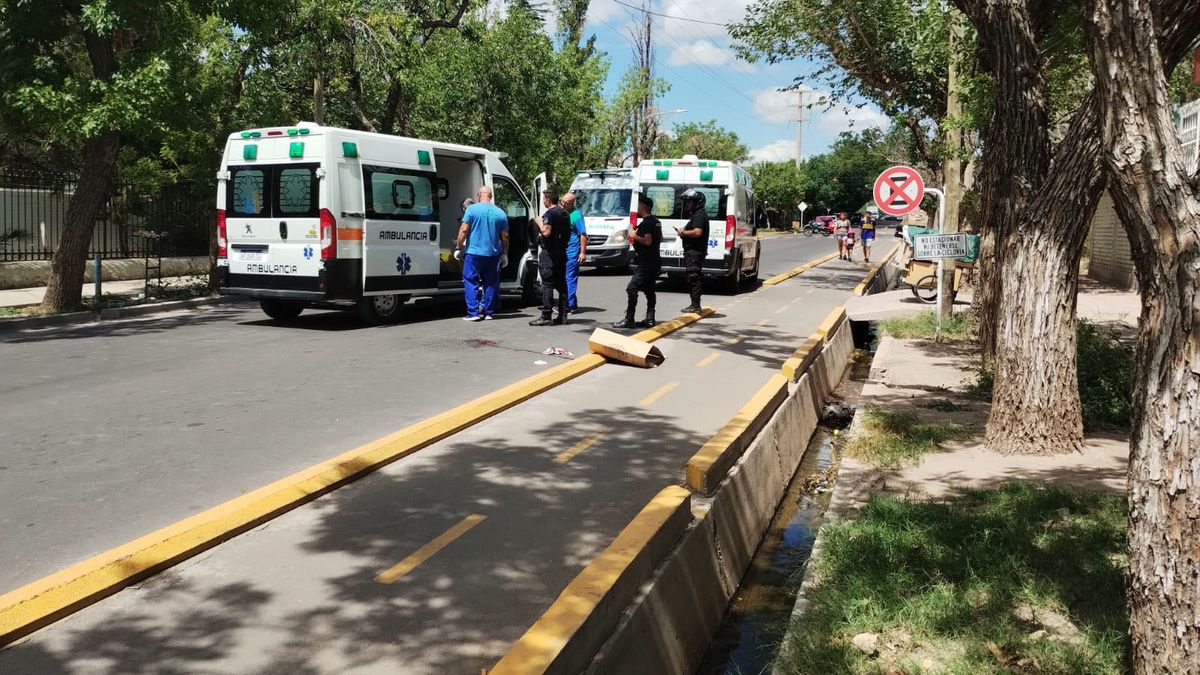 El hombre de 55 años cayó al asfalto luego de ser arrastrado por un delincuente que le robó su camioneta en Guaymallén.