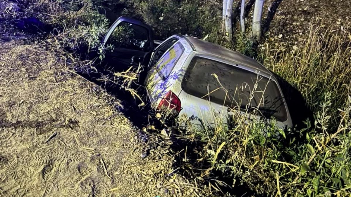 El canal donde quedó el auto tras el accidente.