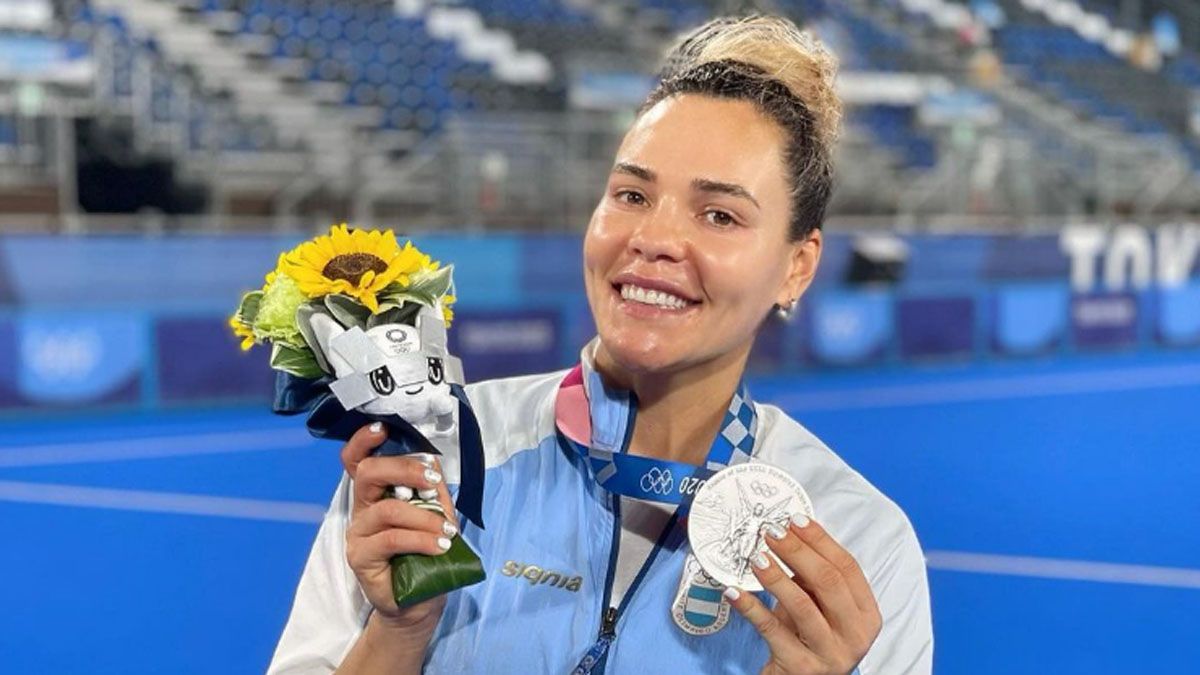 Noel Barrionuevo con su &uacute;ltima medalla ol&iacute;mpica obtenida por Las Leonas