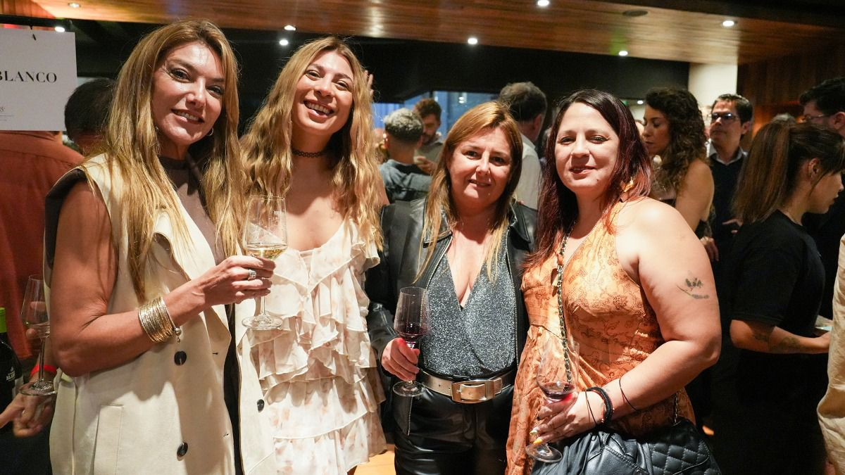 La diputada Giuliana Díaz brindó junto a sus amigas: Cecilia Carleti, Flavia Dalmau y Evelin Pérez. Foto: Martín Pravata. La diputada Giuliana Díaz brindó junto a sus amigas: Cecilia Carleti, Flavia Dalmau y Evelin Pérez. Foto: Martín Pravata.