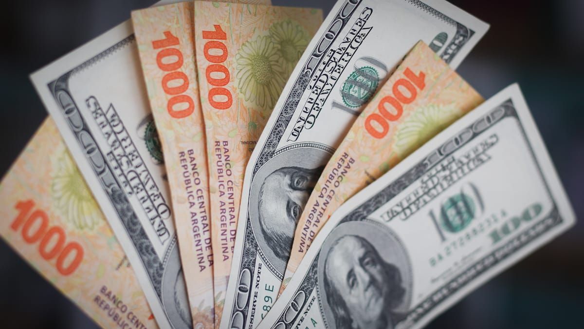 En las cuevas de la microcentro mendocino el dólar blue hoy se cotizó a $960 para la compra y $993 para la venta. En las cuevas de la microcentro mendocino el dólar blue hoy se cotizó a $960 para la compra y $993 para la venta.