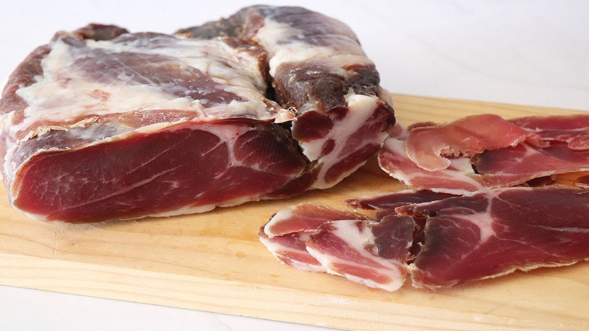 El jamón crudo se conserva por más tiempo por los condimentos y modo de preparación y estacionamiento El jamón crudo se conserva por más tiempo por los condimentos y modo de preparación y estacionamiento