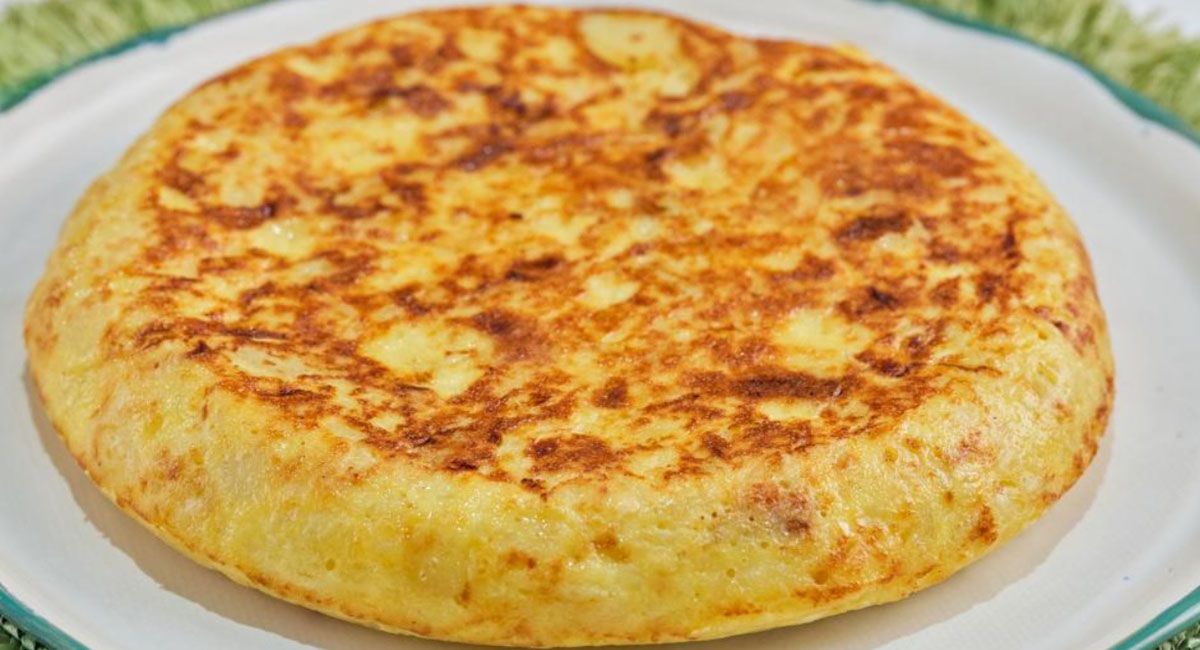 Simple y sabrosa: cómo hacer una tortilla de papas en solo 10 minutos y sin sartén