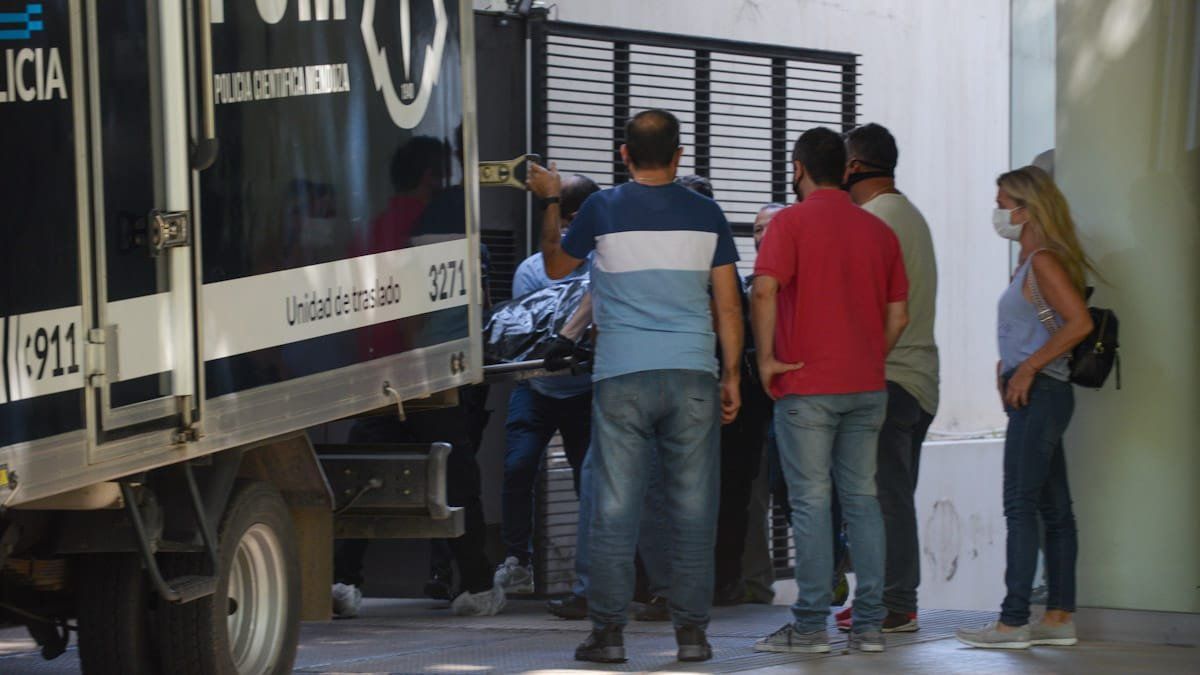 Así retiraban el cuerpo del Morro Santiago García. (Fotos Martín Pravata/UNO).